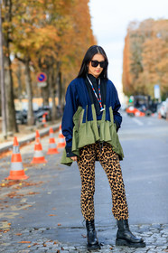 justine lee, kaki jacket, navy blue jacket, zipped jacket, raincoat, leopard printed pants, black sunglasses, big sunglasses, square shape glasses, big sole boots, flat boots, chelsea boots, black leather boots, sacai necklace, airpod, PARIS, PFW, SPRING SUMMER 2020, SS 20, fashion week, frenchystyle, FW, jonathan paciullo, street style, vertical, full length