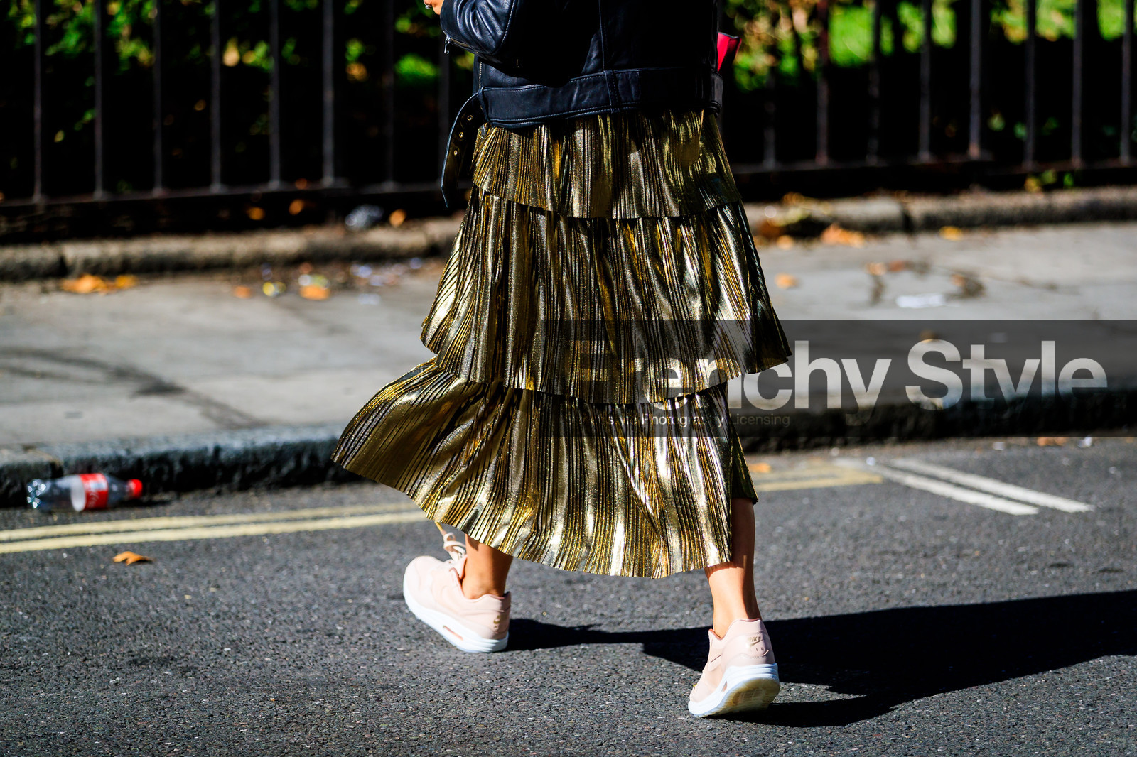 black jacket, black perfecto, golden dress, graphic dress, leather jacket, leather perfecto, leather shoes, nike, pink sneakers, printed dress, fashion week, frenchystyle, FW, jonathan paciullo, street style, LFW, LONDON, SPRING SUMMER 2019, SS 19, atmosphere details, horizontal, detail