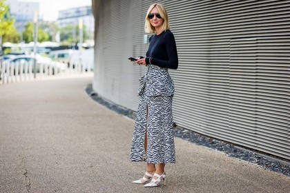 Lisa Aiken, flared pants, animal print, pumps, slingback, heels, sunglasses, zebra, top, black, fashion week, frenchystyle, FW, jonathan paciullo, street style, SPRING SUMMER 2022, SS 22, LFW, LONDON, horizontal, full length, atmosphere details