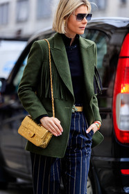 kaki jacket, fringe jacket, golden bag, shoulder bag, chanel bag, animal skin bag, golden belt, navy blue pants, striped pants, black pullover, black sunglasses, square shape glasses, smoked sunglasses, big sunglasses, aviator sunglasses, fashion week, frenchystyle, FW, jonathan paciullo, street style, LFW, LONDON, AUTUMN WINTER 2020-2021, FALL WINTER 2020-2021, FW 20-21, vertical, atmosphere details, detail