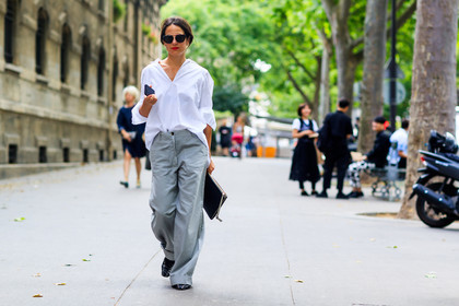 atmosphere details, black clutch, fashion week, frenchystyle, full length, FW, grey pants, horizontal, jonathan paciullo, leather bag, leather shoes, MENSWEAR, oversize, PARIS, PFW, SPRING SUMMER 2018, SS 18, street style, sunglasses, trousers, tucked in, white shirt, wide pants