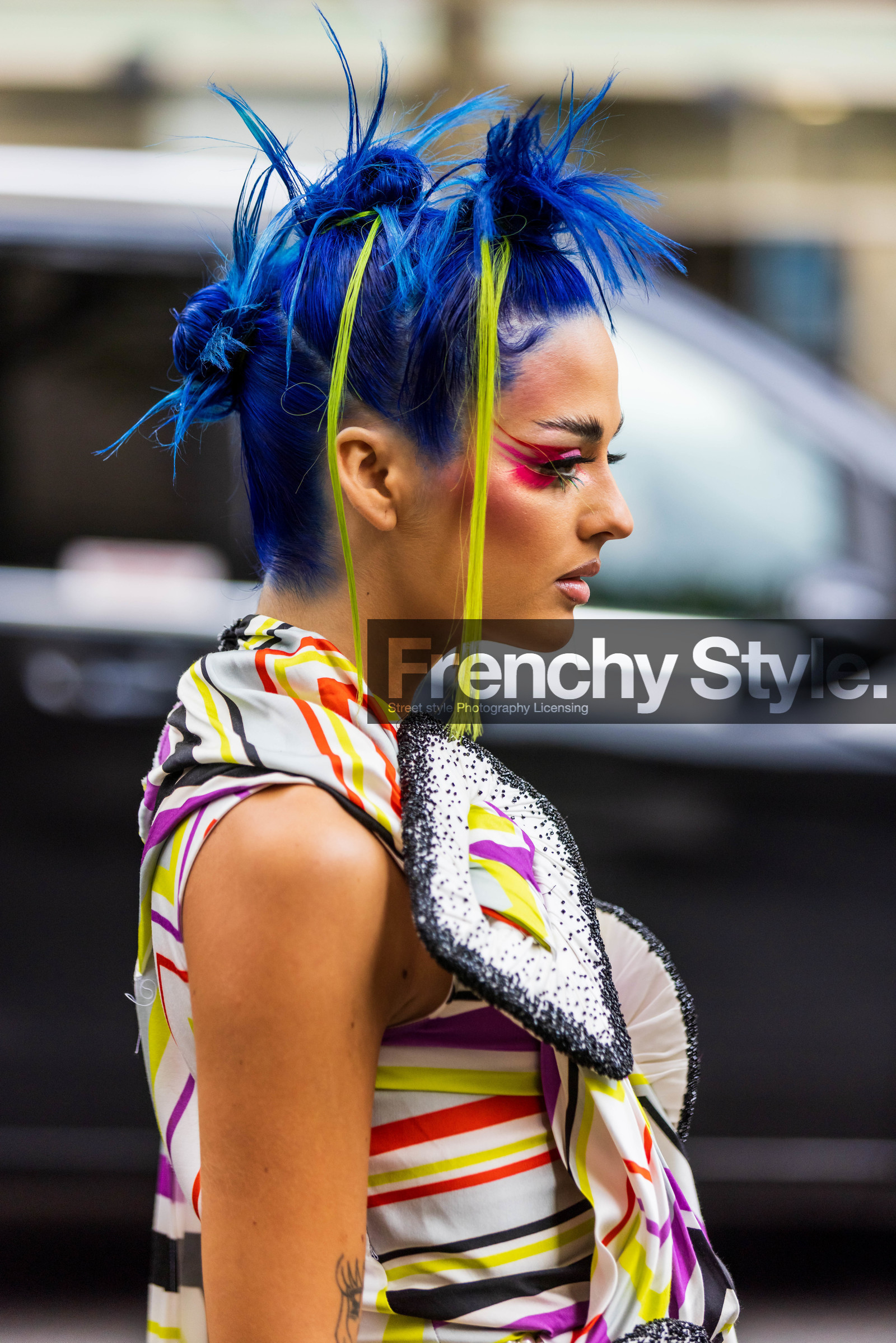 blue hair, bun, closeup, color, detail, dress, eyeliner, hairstyle, makeup, pink eyeliner, printed dress, Sita Abellan, stripes, street style, jonathan paciullo, FW, frenchystyle, fashion week, PFW, PARIS, SPRING SUMMER 2022, SS 22, vertical, atmosphere details