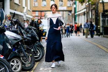 atmosphere details, black bag, black dress, céline, fashion week, frenchystyle, full length, FW, horizontal, jonathan paciullo, leather bag, leather sneakers, LFW, LONDON, long dress, red lips, SPRING SUMMER 2017, SS 17, street style, white sneakers, white sweater, woman
