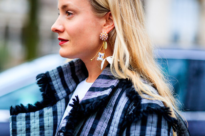 atmosphere details, AUTUMN WINTER 2017-2018, AW 17-18, black coat, checked coat, detail, earrings, FALL WINTER 2017-2018, fashion week, frenchystyle, FW, FW 17-18, graphic coat, horizontal, jonathan paciullo, kate foley, PARIS, PFW, printed coat, street style