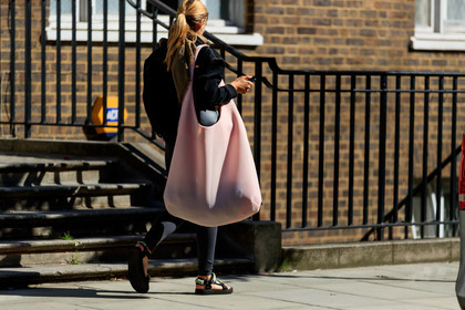 gaia repossi, oversize bag, shopping bag, pink bag, strassed sandals, strassed stap sandals, black sandals, technical fabric bag, fashion week, frenchystyle, FW, jonathan paciullo, street style, atmosphere details, horizontal, detail