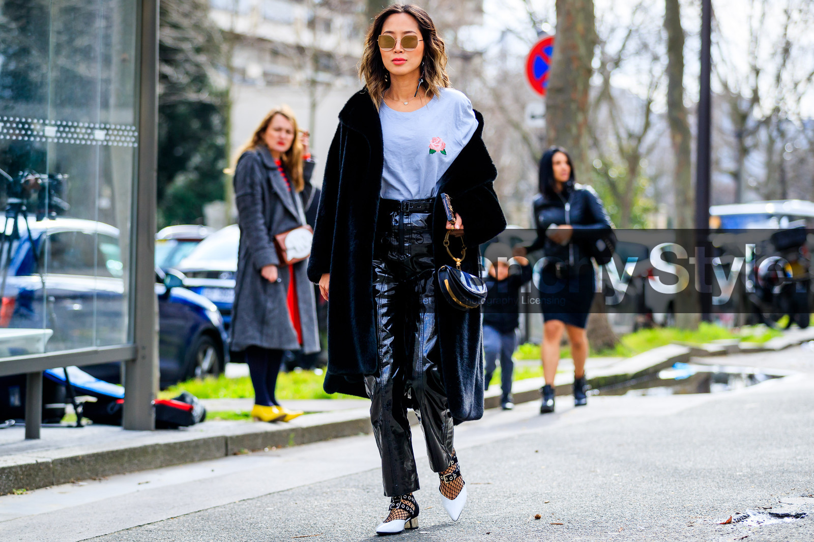aimee song, atmosphere details, AUTUMN WINTER 2017-2018, AW 17-18, black and white shoes, black bag, black fur coat, black pants, chloé, FALL WINTER 2017-2018, fashion week, frenchystyle, full length, FW, FW 17-18, graphic bag, grey t shirt, horizontal, jonathan paciullo, leather bag, leather pants, leather shoes, PARIS, PFW, street style, sunglasses, trousers