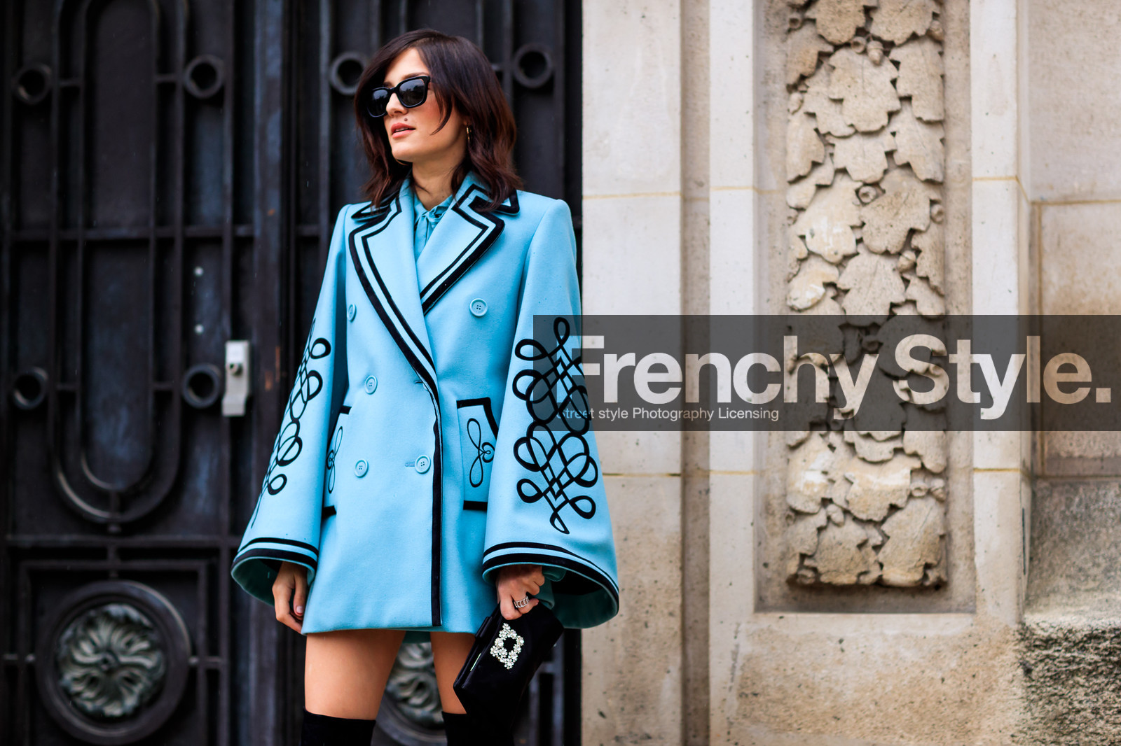 atmosphere details, AUTUMN WINTER 2017-2018, AW 17-18, black shoes, blue coat, detail, eleonora carisi, FALL WINTER 2017-2018, fashion week, frenchystyle, FW, FW 17-18, graphic jacket, high boots, horizontal, jonathan paciullo, leather shoes, PARIS, PFW, printed coat, printed jacket, street style, sunglasses