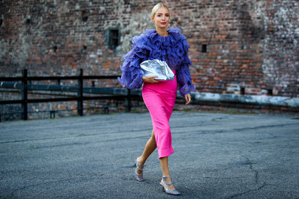 ruffle blouse, purple blouse, lilac blouse, long sleeves blouse, pink skirt, long skirt, silvered clutch, bottega veneta bag, alberta ferretti top, strassed strap shoes, kitten heels shoes, silvered shoes, leonie hanne, fashion week, frenchystyle, FW, jonathan paciullo, street style, MFW, MILAN, SPRING SUMMER 2021, SS 21, horizontal, atmosphere details, full length