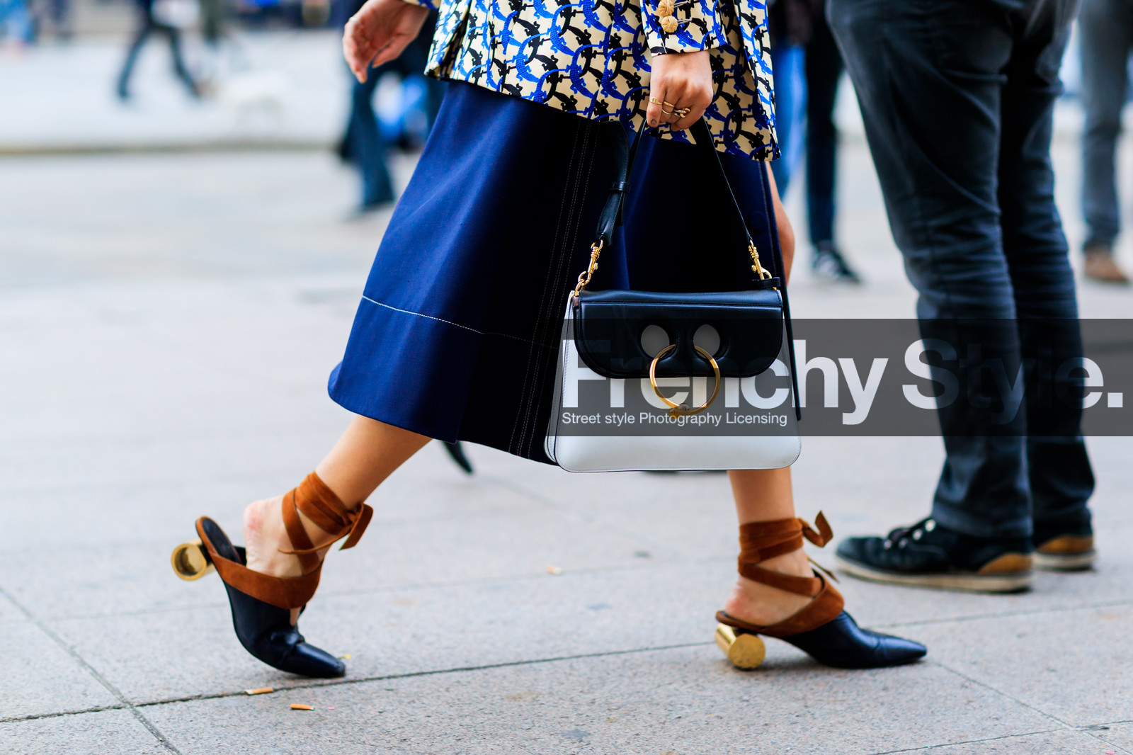atmosphere details, AUTUMN WINTER 2017-2018, AW 17-18, black and white bag, black shoes, blue dress, blue pants, detail, FALL WINTER 2017-2018, fashion week, frenchystyle, FW, FW 17-18, giorgia tal, golden heel, graphic jacket, high heels, horizontal, jonathan paciullo, jw anderson, leather bag, leather shoes, MFW, MILAN, printed jacket, street style