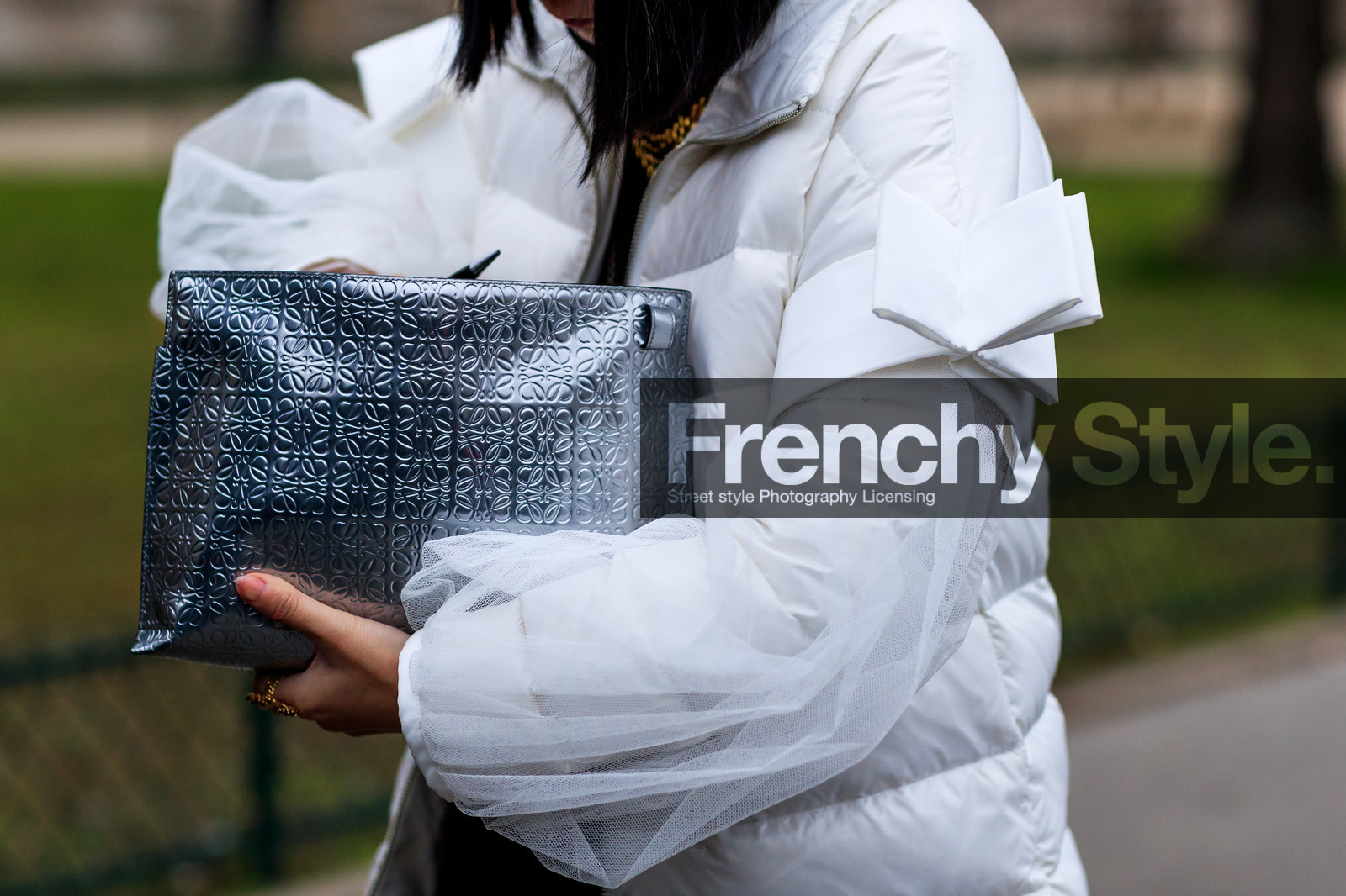 down jacket, leather bag, loewe, shiny bag, silver clutch, white jacket, fashion week, frenchystyle, FW, jonathan paciullo, street style, PFW, PARIS, SPRING SUMMER 2017, SS 17, HAUTE COUTURE, atmosphere details, detail, horizontal