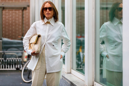 chloe loulou de saison, white shirt, fendi shirt, long shirt, long sleeves shirt, white total look, white pants, loose pants, white leather slippers, quilted shoes, quilted slippers, open toe shoes, bottega veneta shoes, white leather bag, fashion week, frenchystyle, FW, jonathan paciullo, street style, MFW, MILAN, SPRING SUMMER 2020, SS 20