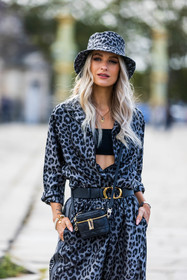 animal print, bag, belt, black belt, black bra, bob, bra, dior bag, dior belt, grey bob, grey jumpsuit, jumpsuit, leather bag, leather belt, leopard, leopard bob, leopard jumpsuit, mini bag, print, printed bob, printed jumpsuit, quilted bag, Victoria Magrath, fashion week, frenchystyle, FW, jonathan paciullo, street style, PFW, PARIS, SPRING SUMMER 2022, SS 22, vertical, atmosphere details