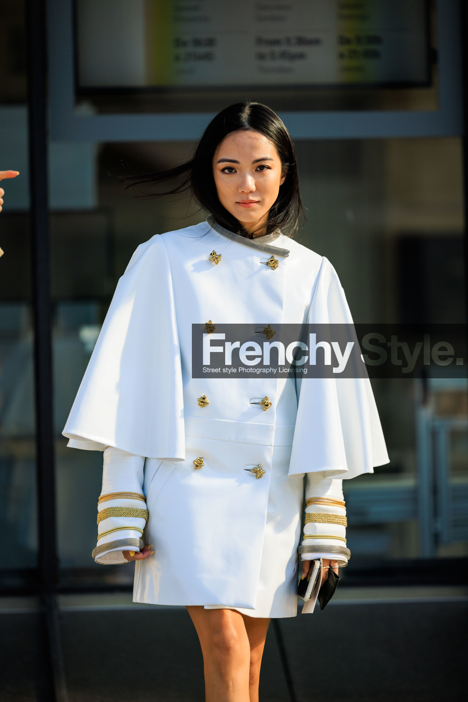 white cape, buttoned cape, cape dress, flared sleeves, golden details, louis vuitton, yoyo cao, street style, jonathan paciullo, FW, frenchystyle, fashion week, AUTUMN WINTER 2022-2023, FALL WINTER 2022_2023, FW 22-23, PFW, PARIS, vertical, detail