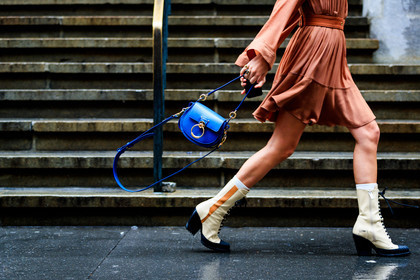 beige boots, blue bag, brown dress, chloé, high heels, leather bag, leather shoes, madelynn furlong, street style, jonathan paciullo, FW, frenchystyle, fashion week, NYFW, NEW YORK, SPRING SUMMER 2019, SS 19, atmosphere details, horizontal, detail