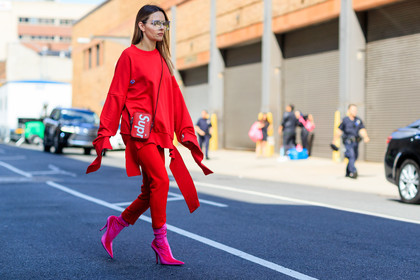 atmosphere details, fashion week, frenchystyle, full length, FW, high heels, horizontal, jonathan paciullo, leather bag, leather shoes, louis vuitton, NEW YORK, NYFW, pink shoes, red pants, red sweater, SPRING SUMMER 2018, SS 18, street style, sunglasses, supreme, trousers, vêtements