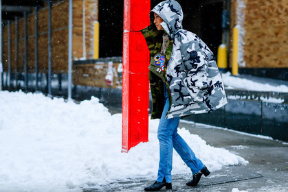 atmosphere details, AUTUMN WINTER 2017-2018, AW 17-18, black boots, blue denim, camo jacket, camouflage, chanel handbag, denim pants, down jacket, embroidered bag, FALL WINTER 2017-2018, fashion week, frenchystyle, full length, FW, FW 17-18, green bag, grey jacket, horizontal, jeans, jonathan paciullo, leather boots, military jacket, NEW YORK, NYFW, oversize, printed jacket, street style, trousers, vêtements