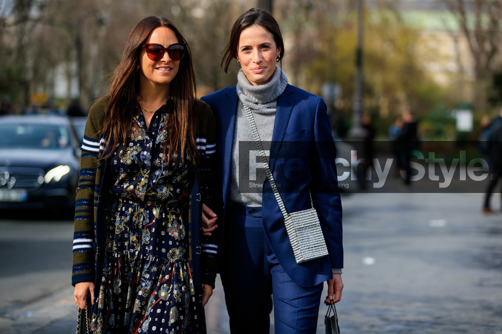 laure heriard dubreuil, astrid boutrot, navy blue jacket, navy blue pants, turtleneck pullover, light grey pullover, strassed bag, crossbody bag, silvered bag, box bag, square shape bag, kaki cardigan, navy blue cardigan, lurex cardigan, sequins cardigan, striped cardigan, floral printed dress, black dress, lurex dress, button dress, golden dress, polka dots dress, long cardigan, chanel cardigan, burgundy sunglasses, fashion week, frenchystyle, FW, jonathan paciullo, street style, PFW, PARIS, horizontal, atmosphere details, detail