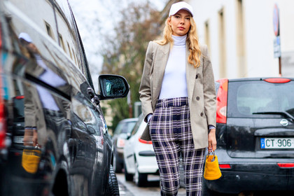 atmosphere details, AUTUMN WINTER 2017-2018, AW 17-18, beige jacket, blazer, checked pants, detail, FALL WINTER 2017-2018, fashion week, frenchystyle, FW, FW 17-18, graphic pants, horizontal, jonathan paciullo, leather bag, PARIS, PFW, plaid, printed pants, roberta benteler, street style, tartan, trousers, white cap, white top, yellow bag