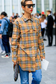 beige shirt, blue denim, burberry, checked, christian dior, denim pants, graphic bag, jeans, leather bag, monogram, plaid, printed bag, red lips, saddle bag, sunglasses, tartan, trousers, street style, jonathan paciullo, FW, frenchystyle, fashion week, NYFW, NEW YORK, SPRING SUMMER 2019, SS 19, vertical, detail, atmosphere details