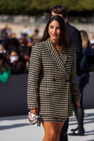 bag, beige blazer, beige skirt, Bettina Looney, blazer, dior bag, houndstooth check, mini skirt, print, printed blazer, printed skirt, skirt, small bag, street style, jonathan paciullo, FW, frenchystyle, fashion week, PFW, PARIS, SPRING SUMMER 2022, SS 22, vertical, atmosphere details