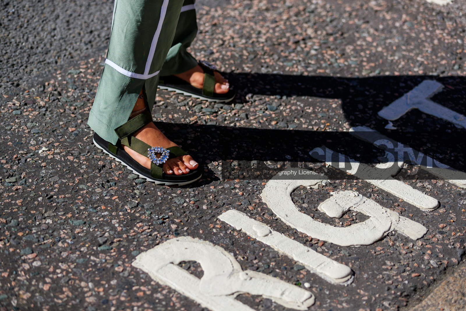 green pants, green shoes, leather shoes, nina suess, fashion week, frenchystyle, FW, jonathan paciullo, street style, LFW, LONDON, SPRING SUMMER 2019, SS 19, atmosphere details, horizontal, detail