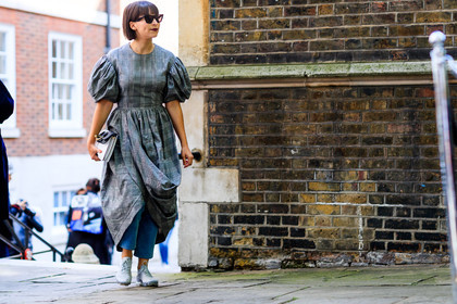 atmosphere details, black and white bag, blue denim, checked dress, clara cornet, denim pants, fashion week, frenchystyle, full length, FW, graphic dress, grey dress, horizontal, jeans, jonathan paciullo, jw anderson, leather bag, leather shoes, LFW, LONDON, SPRING SUMMER 2018, SS 18, street style, trousers, white sneakers