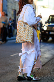 white total look, denim jacket, white jacket, white shirt, long skirt, animal print tote bag, nude high socks, painted socks, silver shoes, ruffle shoes, knot details, used jacket, white skirt, fashion week, frenchystyle, FW, jonathan paciullo, street style, vertical, detail, atmosphere details