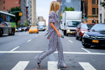 checked, graphic pants, graphic shirt, houndstooth pants, houndstooth pattern, leather shoes, plaid, printed pants, printed shirt, sunglasses, tone on tone, trousers, fashion week, frenchystyle, FW, jonathan paciullo, street style, NYFW, NEW YORK, SPRING SUMMER 2019, SS 19, atmosphere details, horizontal, full length