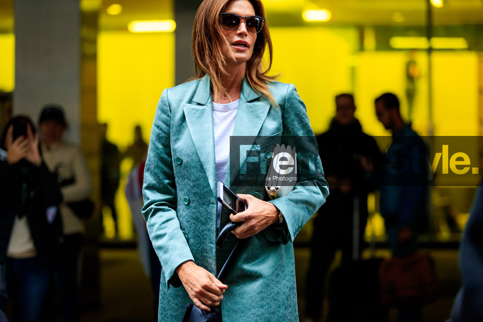 blue coat, cindy crawford, leather bag, leather coat, model, sunglasses, white bag, white t shirt, street style, jonathan paciullo, FW, frenchystyle, fashion week, NYFW, NEW YORK, SPRING SUMMER 2019, SS 19, atmosphere details, horizontal, detail