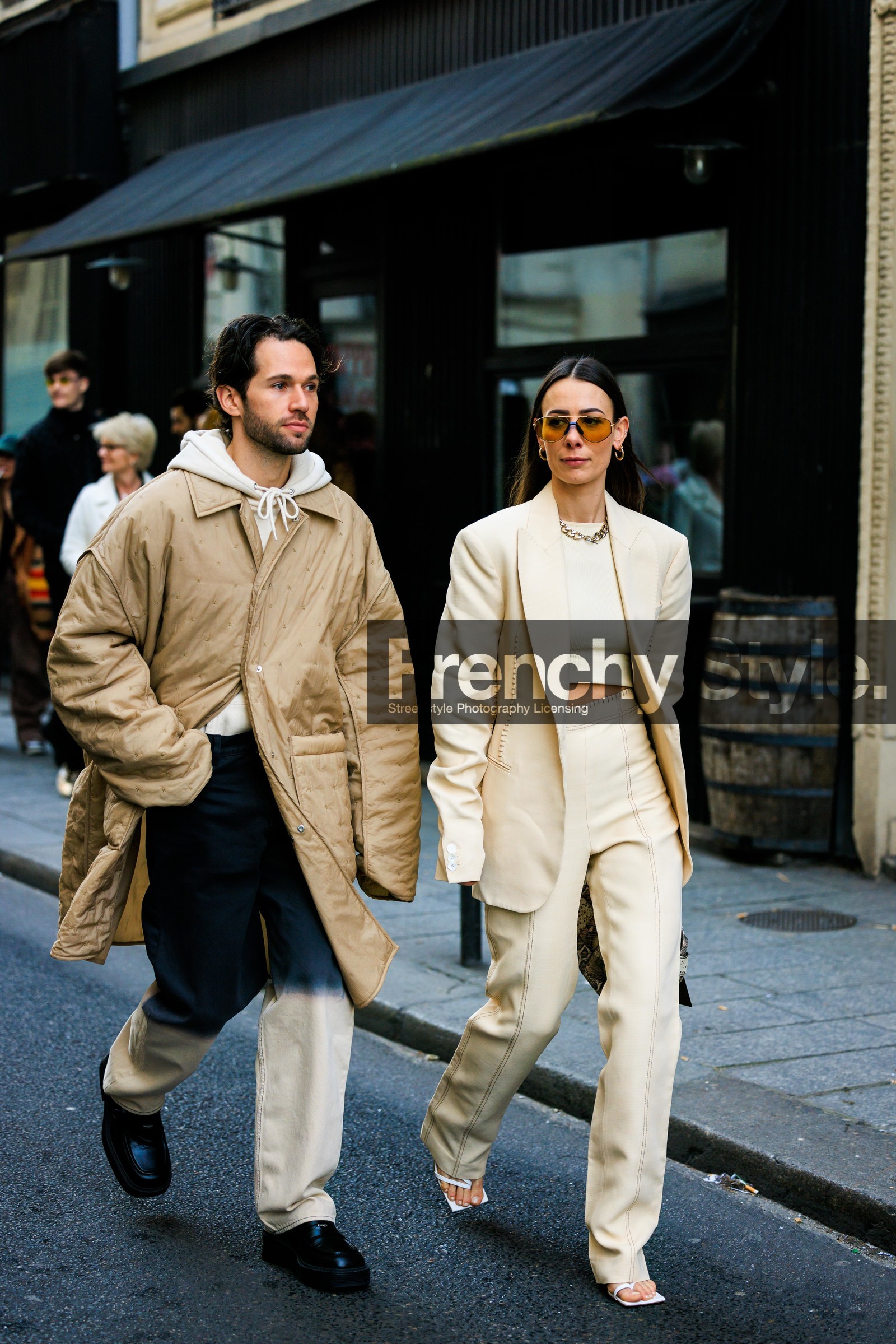 total white look, 70s sunglasses, white top, white sandals, beige jacket, winter jacket, white hoodie, washed jeans, dual toned jeans, black shoes, golden loops, silver choker, alice & j.s, alice barbier, JS roques, street style, jonathan paciullo, FW, frenchystyle, fashion week, AUTUMN WINTER 2022-2023, FALL WINTER 2022_2023, FW 22-23, PFW, PARIS, full length, vertical