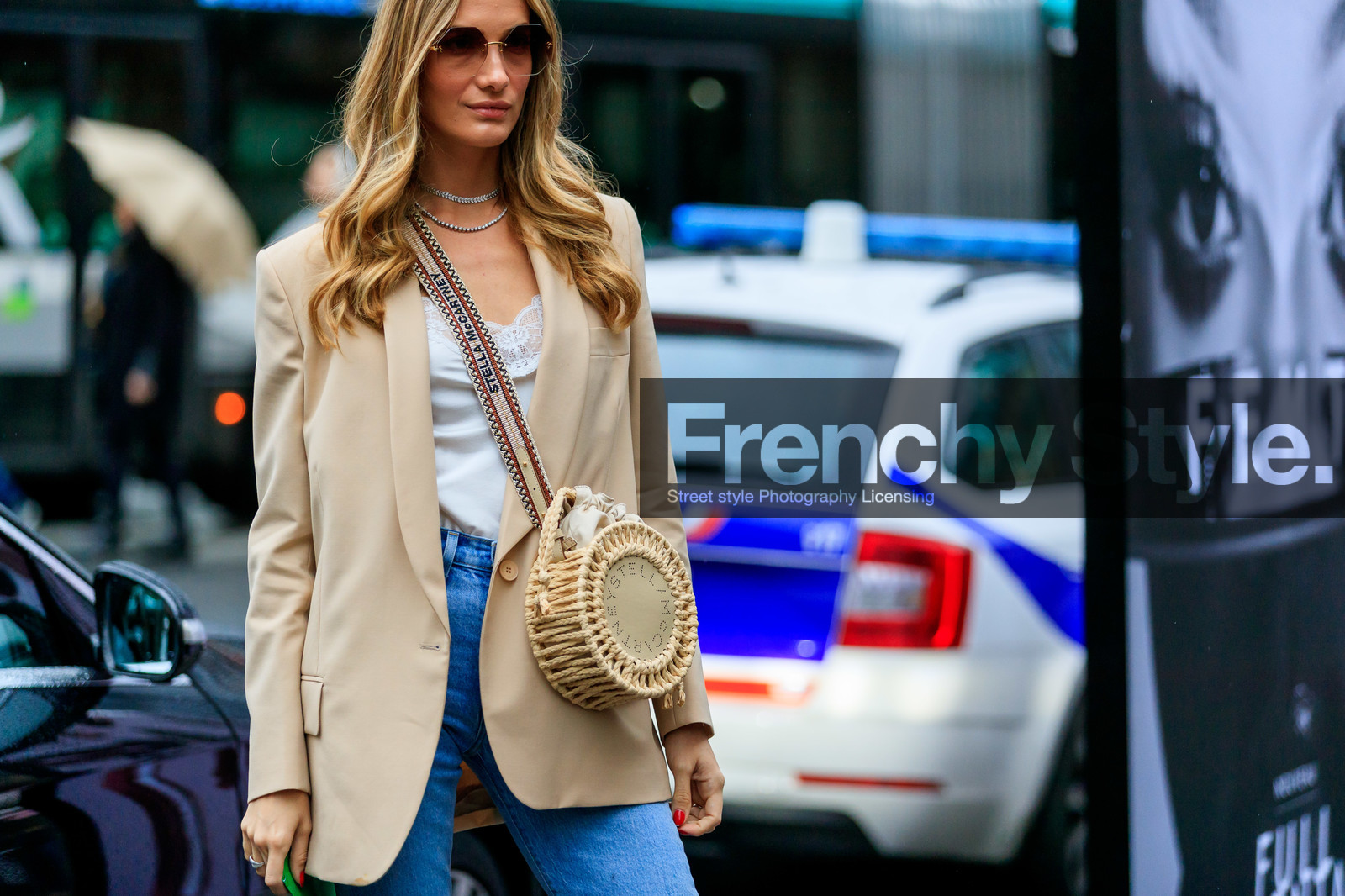light beige bag, light beige jacket, white top, lace top, underwear top, blue jeans, denim, crossbody bag, straw bag, basket bag, logo strap bag, stella mccartney bag, chloe sunglasses, smoked sunglasses, geometric shape glasses, strassed necklace, fashion week, frenchystyle, FW, jonathan paciullo, street style, PFW, PARIS, horizontal, atmosphere details, detail
