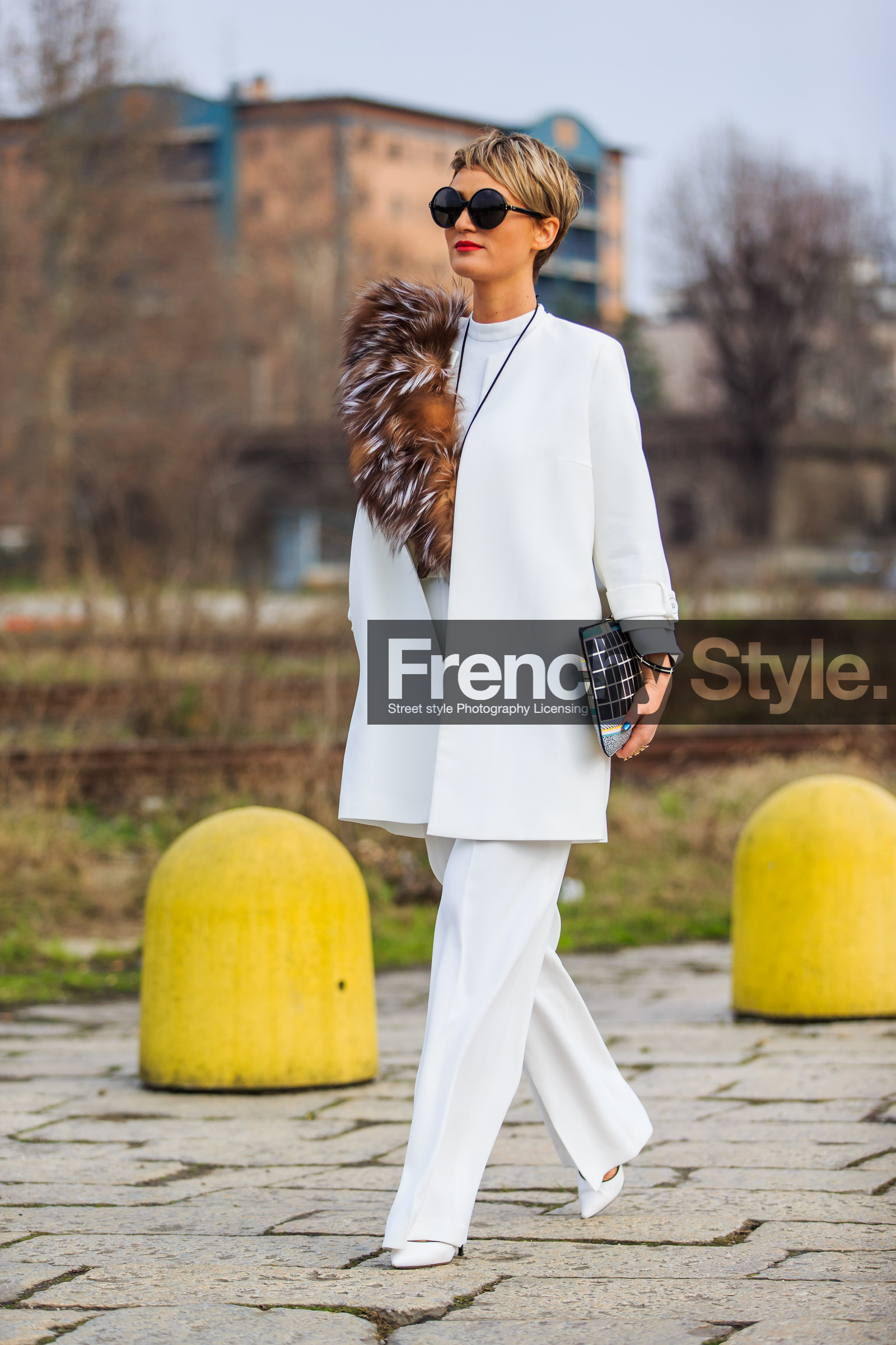 AUTUMN WINTER 2016-2017, AW 16-17, black clutch, blazer, brown fur, FALL WINTER 2016-2017, fashion week, frenchystyle, full length, fur scarf, FW, FW 16-17, graphic clutch, jonathan paciullo, leather clutch, LFW, LONDON, MENSWEAR, natural fur, street style, sunglasses, tone on tone, total look white, trousers, vertical, white heels, white jacket, white pants