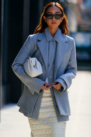 black sunglasses, futurist shape sunglasses, white leather clutch, white leather skirt, grey shirt, grey jacket, quilted skirt, animal skin clutch, bottega veneta bag, fashion week, frenchystyle, FW, jonathan paciullo, street style, NYFW, NEW YORK, AUTUMN WINTER 2020-2021, FALL WINTER 2020-2021, FW 20-21, vertical, detail, atmosphere details