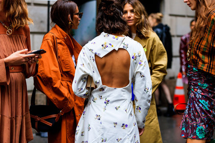 alyssa coscarelli, black bag, camel coat, chloe loulou de saison, chloé, floral, flowers, jen wonders, leather bag, loewe, madelynn furlong, open back, trench coat, white dress, street style, jonathan paciullo, FW, frenchystyle, fashion week, NYFW, NEW YORK, SPRING SUMMER 2019, SS 19, atmosphere details, horizontal, detail