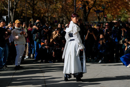 mademoiselle yulia, white trench coat, belted trench coat, corset belt, sacai bag, white leather clutch, balloon sleeves, black belt, big belt, belt bag, back details, PARIS, PFW, SPRING SUMMER 2020, SS 20, fashion week, frenchystyle, FW, jonathan paciullo, street style, horizontal, atmosphere details, full length