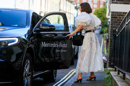 black and white look, white dress, balloon sleeves, taffeta dress, polka dots dress, button dress, black belt, black leather sandals, black leather slippers, kitten heel sandals, bottega veneta bag, satin bag, long dress, fashion week, frenchystyle, FW, jonathan paciullo, street style, atmosphere details, horizontal, full length