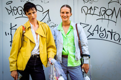 yellow leather jacket, yellow leather perfecto, yellow jacket, yellow perfecto, short hair, green skirt, tie and dye shirt, light grey jacket, vichy printed pants, black jeans, edie campbell, fashion week, frenchystyle, FW, jonathan paciullo, street style, MFW, MILAN, SPRING SUMMER 2021, SS 21, horizontal, atmosphere details, detail, model