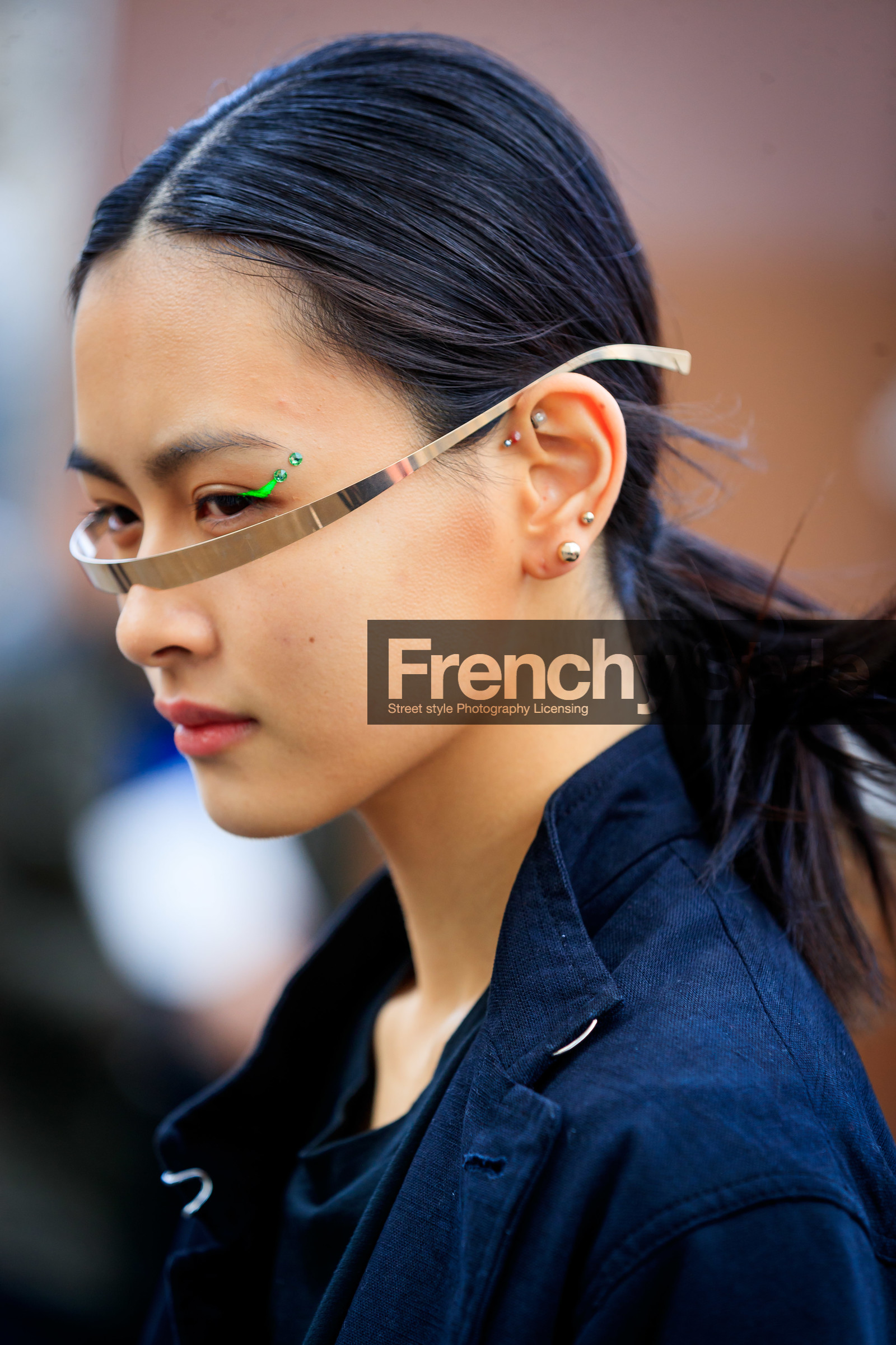 green eyeliner, strassed make up, make up, make up details, silvered headband, silvered make up, silvered sunglasses, metalic frame sunglasses, close up detail, fashion week, frenchystyle, FW, jonathan paciullo, street style, PFW, PARIS, AUTUMN WINTER 2020-2021, FALL WINTER 2020-2021, FW 20-21, vertical, atmosphere details, detail
