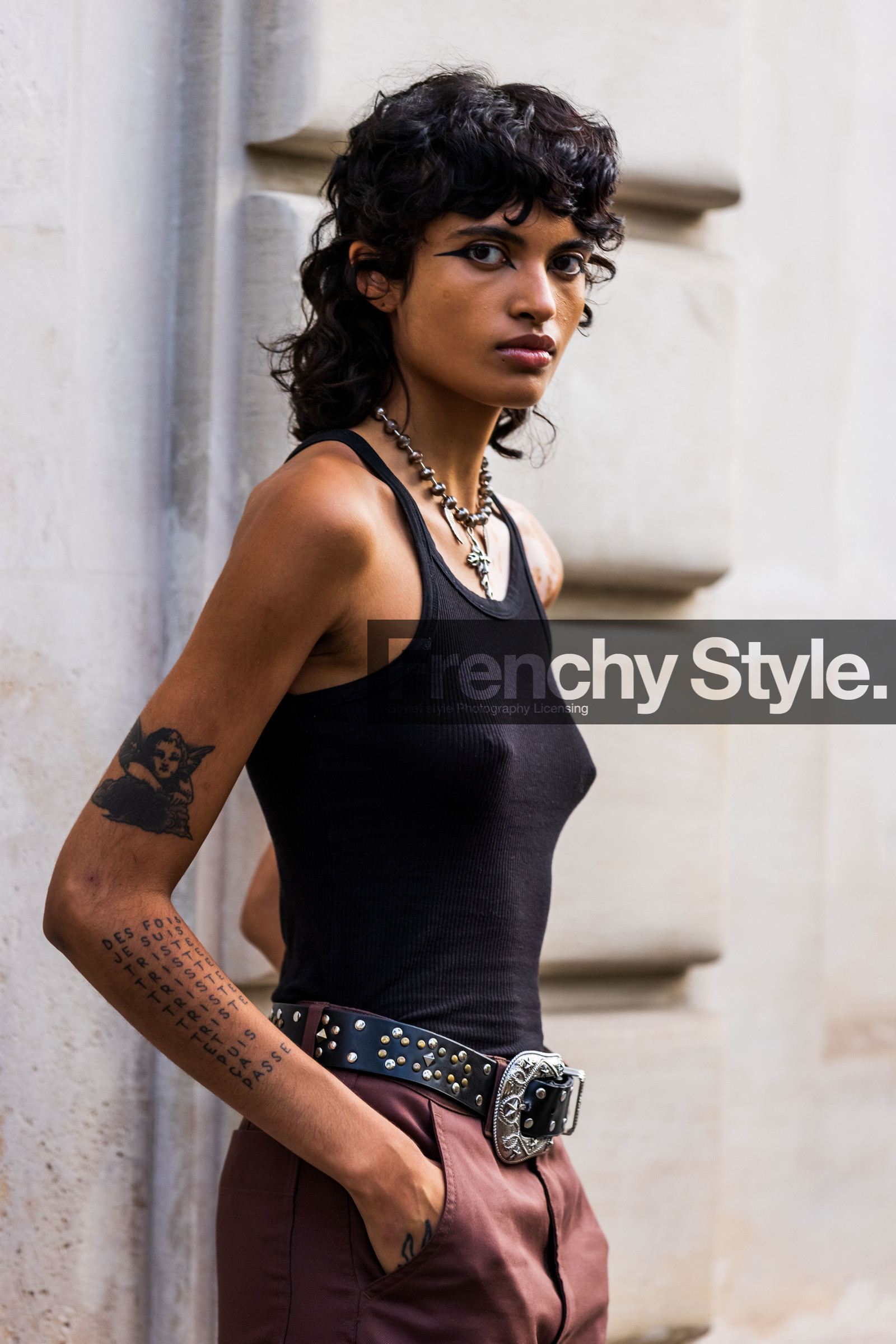 belt, black belt, black tank top, black top, brown pants, eyeliner, leather belt, makeup, necklace, pants, Precilla Cheseaux, tank top, tattoo, western belt, street style, jonathan paciullo, FW, frenchystyle, fashion week, PFW, PARIS, SPRING SUMMER 2022, SS 22, vertical, atmosphere details