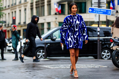 atmosphere details, AUTUMN WINTER 2016-2017, AW 16-17, blue, blue dress, blue sweater, FALL WINTER 2016-2017, fashion week, frenchystyle, full length, FW, FW 16-17, grey, grey heels, grey sandals, HAUTE COUTURE, high heels, horizontal, jonathan paciullo, leather shoes, MENSWEAR, nausheen shah, oversize, PARIS, PFW, street style, t shirt dress, tye dye, white