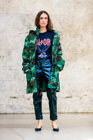 AUTUMN WINTER 2017-2018, AW 17-18, black and white shoes, black pants, black shoes, black t shirt, camo jacket, camouflage, christian dior, erika boldrin, FALL WINTER 2017-2018, fashion week, frenchystyle, full length, FW, FW 17-18, green jacket, high heels, jonathan paciullo, leather pants, leather shoes, military jacket, PARIS, PFW, printed jacket, printed t shirt, street style, trousers, vertical, vinyl