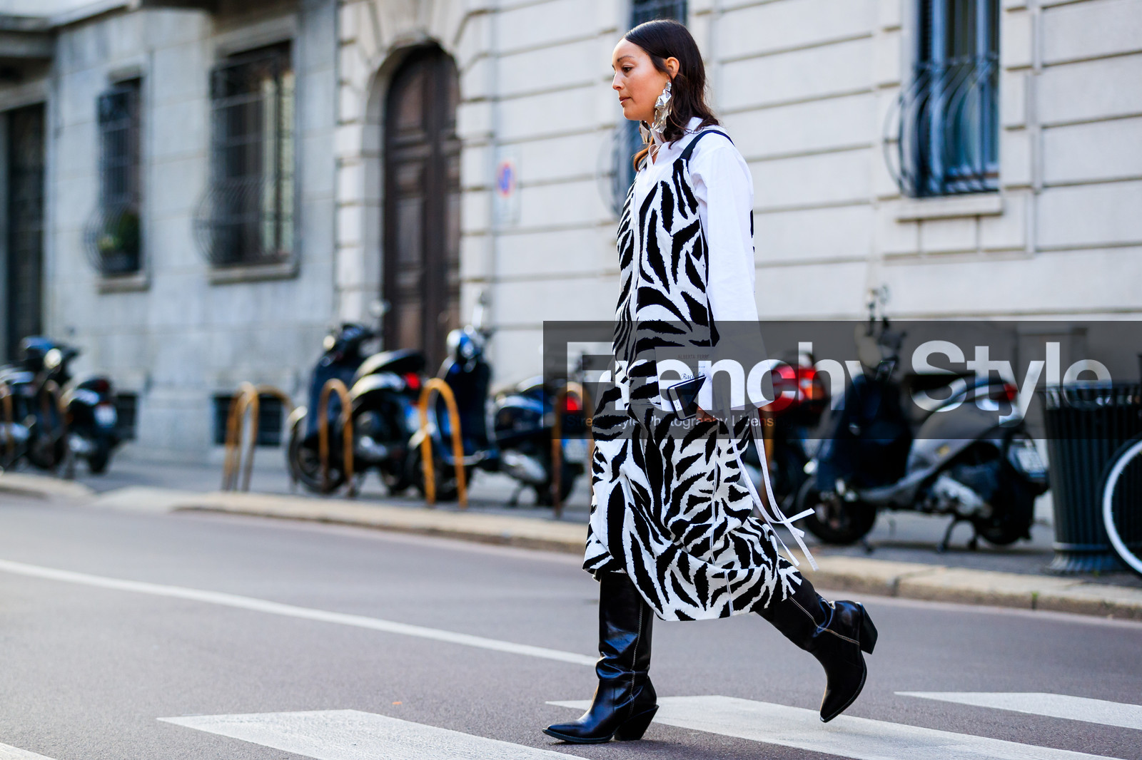 atmosphere details, AUTUMN WINTER 2017-2018, AW 17-18, black and white, black shoes, earrings, FALL WINTER 2017-2018, fashion week, frenchystyle, full length, FW, FW 17-18, horizontal, jonathan paciullo, leather shoes, MFW, MILAN, oversize, printed dress, rachael wang, street style, white shirt, zebra