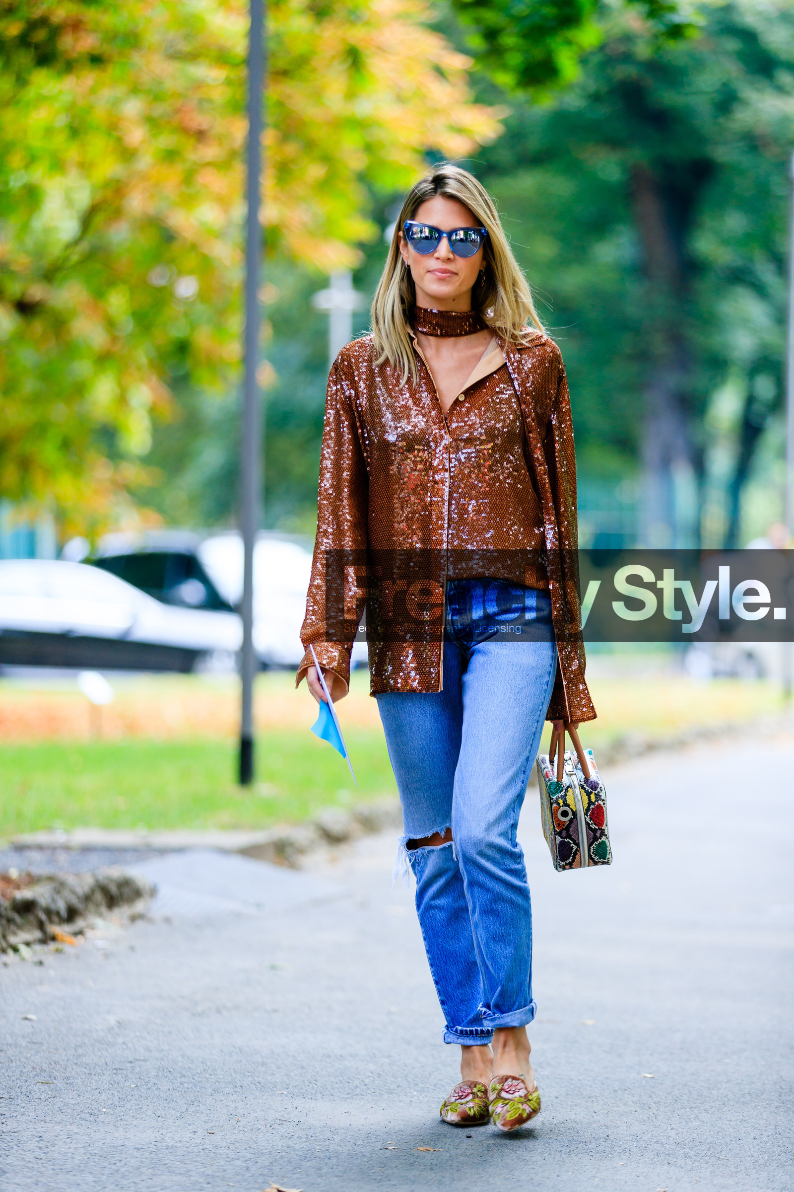 blue denim, brown shirt, denim pants, embroidered shirt, fashion week, frenchystyle, full length, FW, glitter, helena bordon, jeans, jonathan paciullo, leather bag, leather shoes, MFW, MILAN, multicolor bag, printed bag, sequined, shiny shirt, SPRING SUMMER 2017, SS 17, street style, sunglasses, trousers, vertical