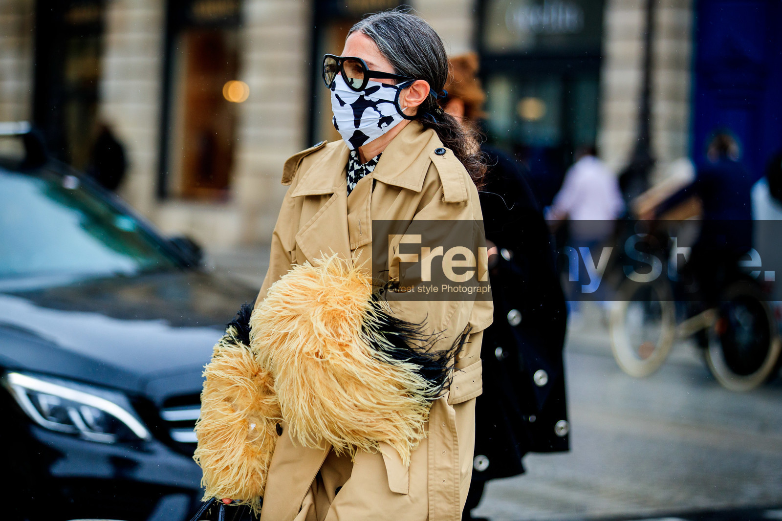 Véronique Tristram, beige trench coat, feather details, feather details jacket, feather sleeves, black glasses, aviator glasses, covid face mask, fashion week, frenchystyle, FW, jonathan paciullo, street style, PFW, PARIS, SPRING SUMMER 2021, SS 21, horizontal, atmosphere details, detail