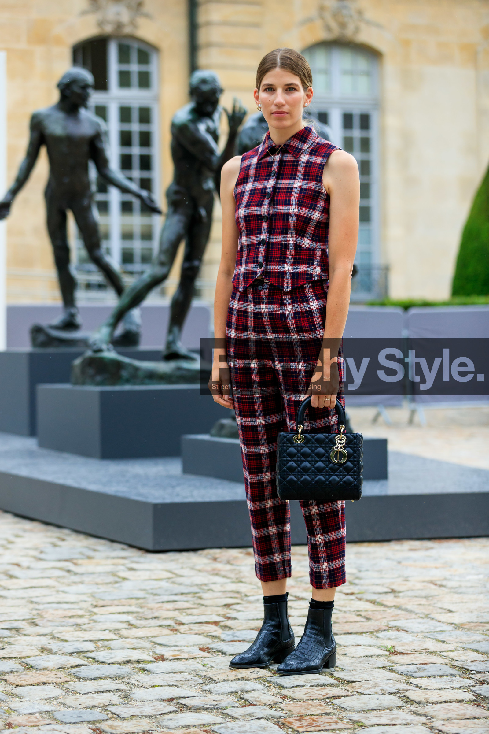 red jacket, red pants, carrot pants, sleeveless jacket, jacket shirt, black leather bag, quilted bag, hand bag, lady dior bag, dior bag, dior jacket, dior pants, dior shirt, black leather boots, flat boots, chelsea boots, animal printed boots, veronika heilbrunner, fashion week, frenchystyle, FW, jonathan paciullo, street style, PFW, PARIS, AUTUMN WINTER 2021-2022, FALL WINTER 2021-2022, FW 21-22, vertical, full length