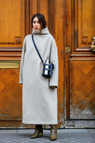 lauren caruso, light beige dress, high collar dress, crossbody bag, black leather bag, metalic bag, bottega veneta bag, long dress, long sleeves dress, kaki leather boots, fashion week, frenchystyle, FW, jonathan paciullo, street style, PFW, PARIS, vertical, full length