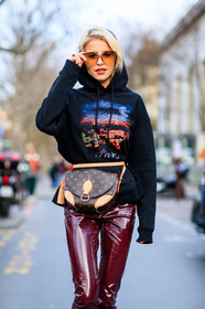 atmosphere details, AUTUMN WINTER 2017-2018, AW 17-18, black sweater, bordeaux, brown bag, burgundy, caro daur, detail, FALL WINTER 2017-2018, fashion week, frenchystyle, FW, FW 17-18, hoodie, jonathan paciullo, leather bag, leather pants, louis vuitton, monogram, PARIS, PFW, printed bag, printed sweater, red pants, street style, sunglasses, trousers, vertical