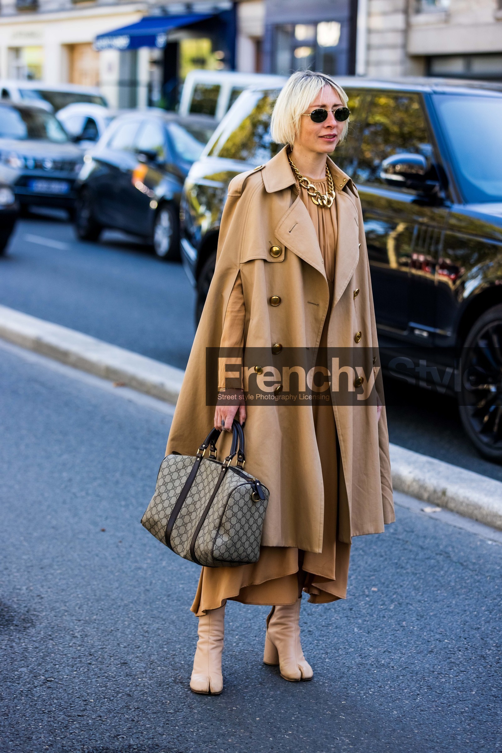 bag, beige boots, beige dress, beige trenchcoat, boots, cape, chain necklace, earrings, gold necklace, gucci bag, hoops, logo print, margiela boots, necklace, oval sunglasses, printed bag, sunglasses, tabi boorq, tabi boots, travel bag, trenchcoat, street style, jonathan paciullo, FW, frenchystyle, fashion week, PFW, PARIS, SPRING SUMMER 2022, SS 22, vertical, full length