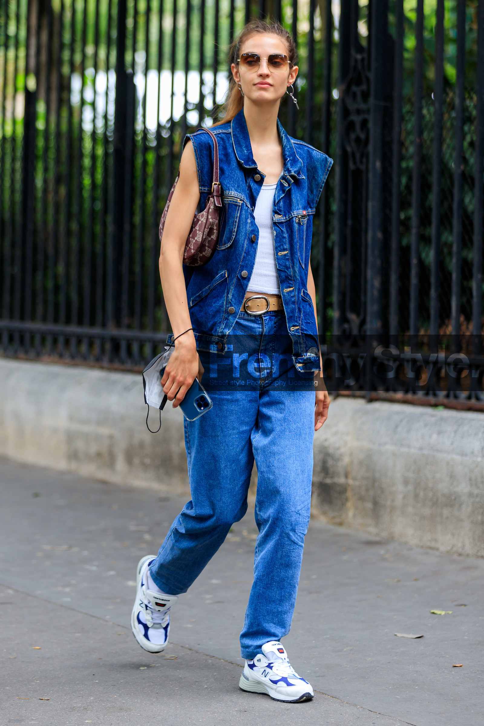 denim, denim total look, sleeveless jacket, blue jacket, blue jeans, oversize jacket, loose jeans, white top, suede belt, camel belt, belted pants, belted jeans, rayban sunglasses, golden frame sunglasses, smoked sunglasses, square shape glasses, big sunglasses, silvered earrings, chain earrings, dangling earrings, new balance sneakers, white sneakers, fashion week, frenchystyle, FW, jonathan paciullo, street style, PFW, PARIS, AUTUMN WINTER 2021-2022, FALL WINTER 2021-2022, FW 21-22, vertical, full length, model