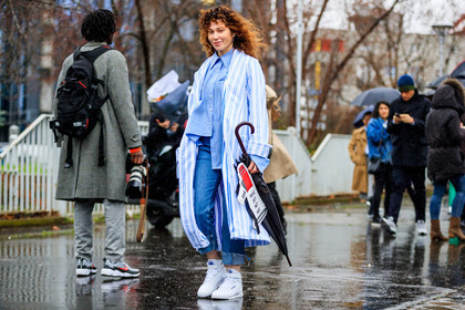 atmosphere details, AUTUMN WINTER 2017-2018, AW 17-18, balenciaga, blue denim, blue shirt, denim pants, FALL WINTER 2017-2018, fashion week, frenchystyle, full length, FW, FW 17-18, graphic bag, graphic shirt, horizontal, jeans, jonathan paciullo, leather shoes, PARIS, PFW, printed bag, printed coat, printed shirt, red bag, reebok, street style, striped bag, striped coat, striped shirt, trousers, white sneakers